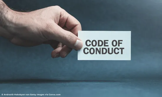 Code of Conduct gehaltenes Schild